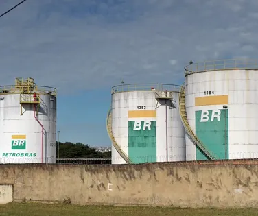 PEC garante controle estatal sobre petróleo e derivados no Brasil - Imagem