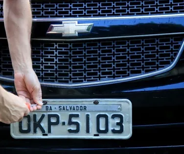 Placas de veículos podem voltar a ter nomes de cidades e estados - Imagem