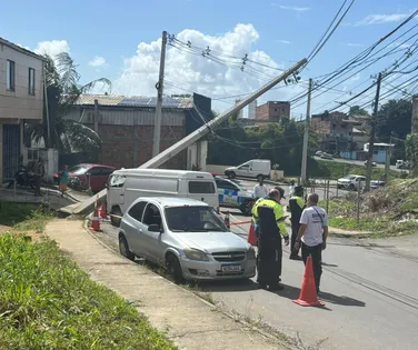 Poste cai após carro e kombi colidirem e bloquearem trânsito em Salvador - Imagem
