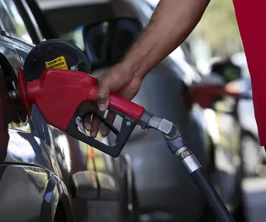 Gasolina sobe R$ 0,39 na Bahia: Acelen confirma 8º aumento no estado - Imagem