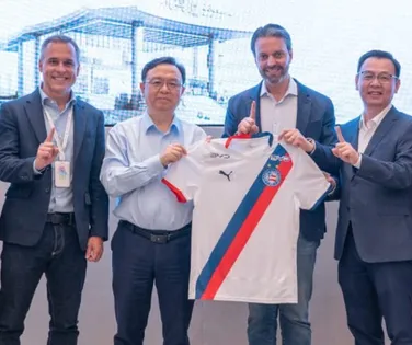 BYD lidera vendas no Brasil em abril e presidente global recebe camisa do Bahia - Imagem