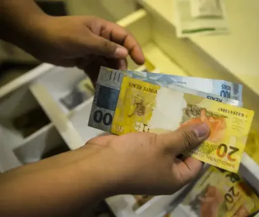 Rendimento médio do brasileiro chega a R$ 3.367 e bate recorde histórico - Imagem