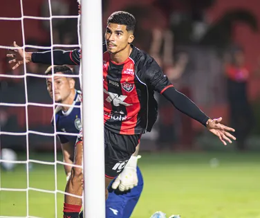 Renê brilha, Vitória joga bem e goleia o Coritiba no Barradão - Imagem