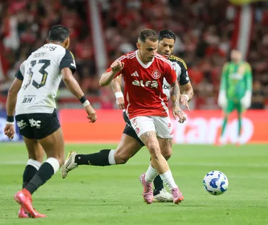 Rivais de Bahia e Vitória vivem crise e se enfrentam no Brasileirão - Imagem