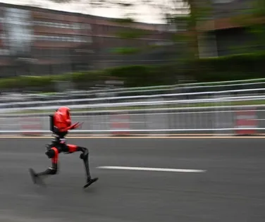 Robô corre meia-maratona 6 minutos mais rápido que recorde humano - Imagem