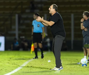 Rogério Ceni pode ser punido por suposta comunicação com auxiliar? Saiba resposta - Imagem