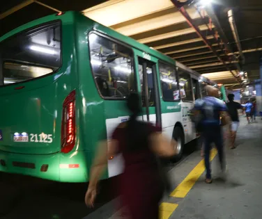 Salvador amanhece sem ônibus após atraso na saída das garagens - Imagem