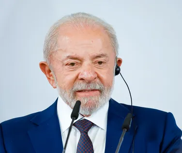 “Temos que aceitar”, diz Lula sobre possível vitória de Flávio Bolsonaro - Imagem