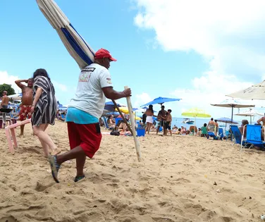 Projeto quer treinar barraqueiros para salvar banhistas em Salvador - Imagem