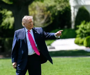 Trump diz que Papa Leão “coloca católicos em perigo” ao defender o Irã - Imagem