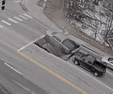 Vídeo: buraco se abre em avenida e 'engole' carros na pista - Imagem