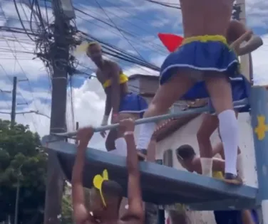 Vídeo: integrantes de “baba de saia” destroem ponto de ônibus em Salvador - Imagem