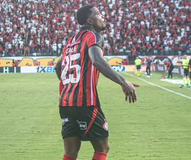 Vitória ainda negocia presença de Cacá em jogo contra o Corinthians - Imagem