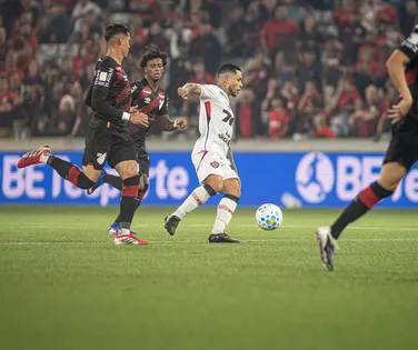 Vitória sofre com arbitragem polêmica e é derrotado pelo Athletico - Imagem