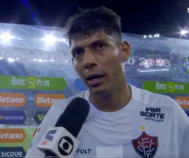 Volante do Vitória ironiza arbitragem em derrota parcial: "Se falar toma punição" - Imagem