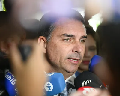 Flávio Bolsonaro admite que pediu dinheiro a Vorcaro para filme do pai