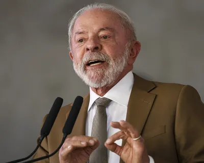 Lula assina medida provisória que zera a 'taxa das blusinhas'