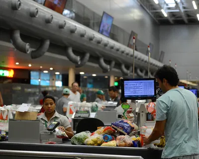 Rede de supermercados anuncia funcionamento 24h em meio a debate da escala 6x1