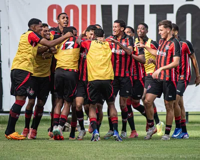 Vitória vence mais uma no fim e sobe na tabela do Brasileirão Sub-20