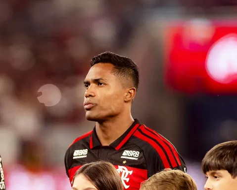À frente de Juba na Seleção, Alex Sandro é o pior em campo no Barradão