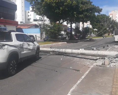 Acidente com veículo de prefeitura do interior provoca caos no Costa