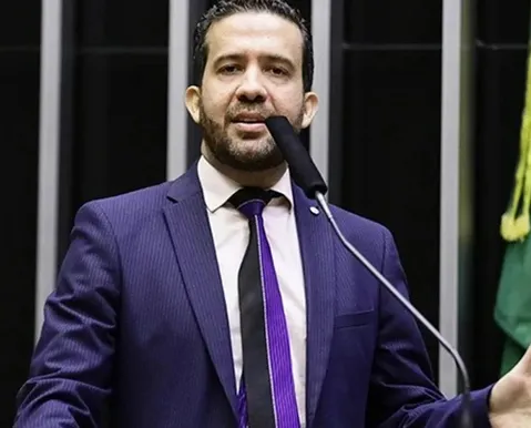 André Janones é internado às pressas na UTI após sofrer arritmia cardíaca