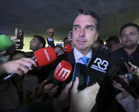 Ataque a Flávio Bolsonaro faz PL ameaçar romper aliança
