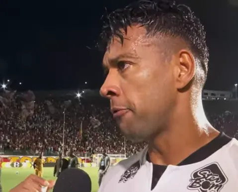 Autor de gol, ex-Vitória detona arbitragem no Barradão após expulsão