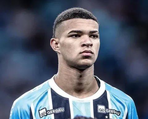 Crise na zaga pode fazer Grêmio estrear jovem de 18 anos contra Bahia - Imagem