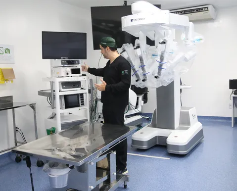 Cirurgia com robôs da China e 'vacina' anti-HIV: a saúde do futuro em Salvador