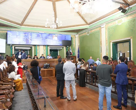Defesa de homenagem a Flávio Bolsonaro gera protesto na Câmara