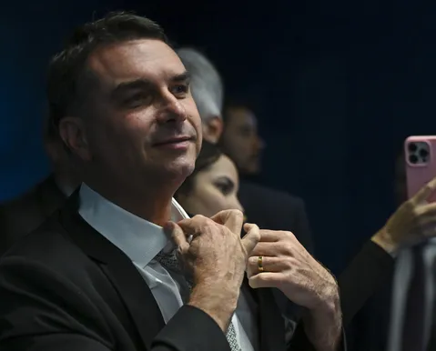 "Pega ladrão" e "bandido": Flávio Bolsonaro é recebido com protestos no Rio; veja vídeo