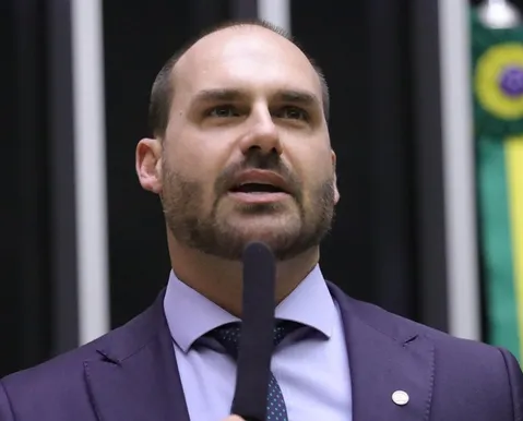 “Não é caro”, diz Eduardo sobre investimento em filme de Bolsonaro - Imagem