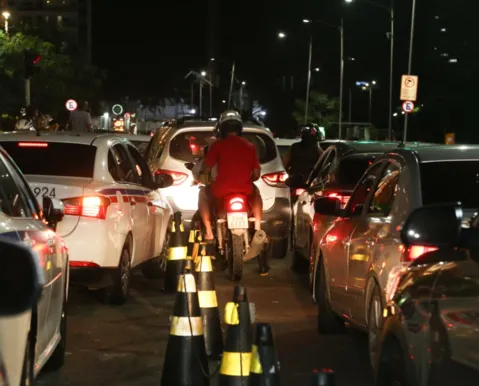 Engarrafamento na região do Salvador Shopping irrita motoristas e trava cidade