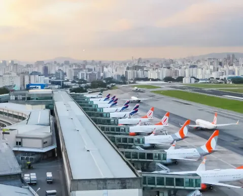 Idosa morre após grave queda durante desembarque em aeroporto
