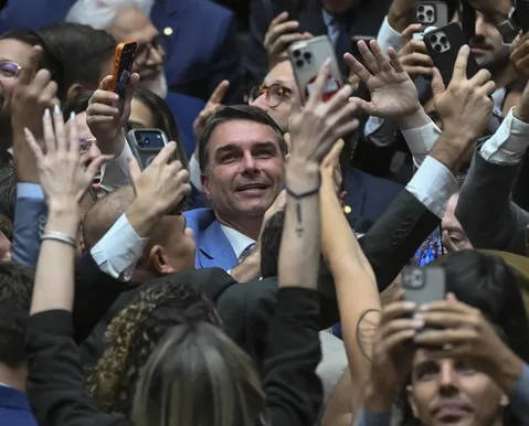 Flávio Bolsonaro admite encontro com Vorcaro: "Ponto final nessa história"