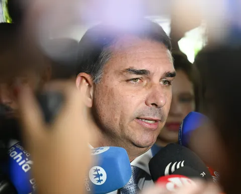 Flávio Bolsonaro admite que pediu dinheiro a Vorcaro para filme do pai - Imagem