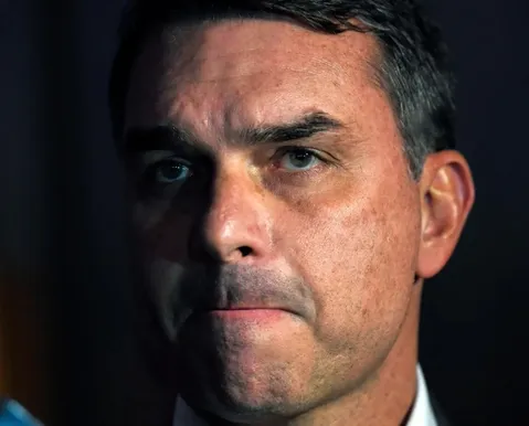 Flávio Bolsonaro busca apoio do mercado após crise do Banco Master - Imagem