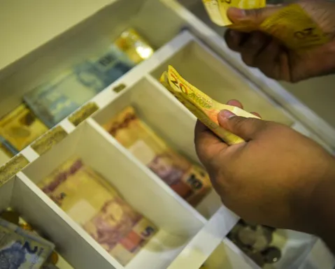 Estudantes podem receber R$ 200 a partir do dia 24; saiba como