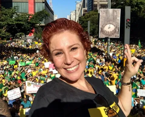 Carla Zambelli deixa prisão após Justiça italiana negar extradição