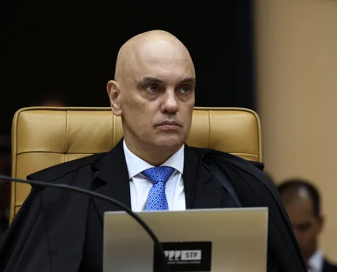 Alexandre de Moraes libera visitas de Flávio, nora e netas a Bolsonaro