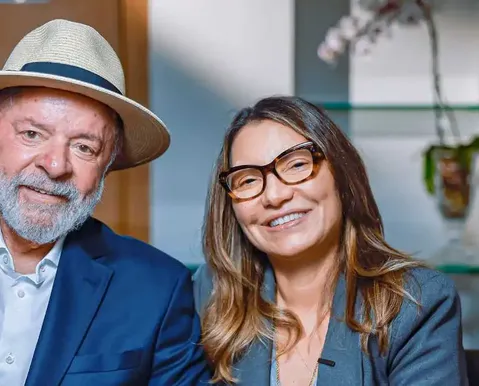 Janja tem reação inusitada após eleitora abraçar Lula em ato político - Imagem