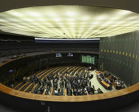 Minirreforma eleitoral: Câmara aprova projeto que beneficia partidos