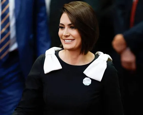 Michelle evita comentar crise de Flávio Bolsonaro: “Pergunta pra ele” - Imagem