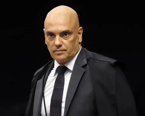 Moraes autoriza Carlos e Jair Renan a visitarem Bolsonaro