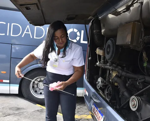 "Não piloto só fogão": a história da única motorista intermunicipal de uma frota na Bahia
