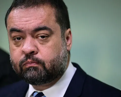 Cláudio Castro é alvo de buscas da PF por fraude em licenças ambientais