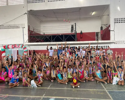 O projeto de ginástica que muda vidas de crianças em Lauro de Freitas