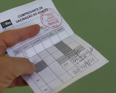 Venda de passaportes vacinais expõe ações de grupos antivacinas em redes sociais