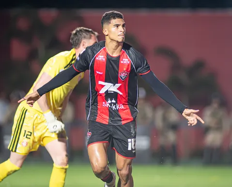 Renê marca, Vitória vence o Inter e segue implacável no Barradão